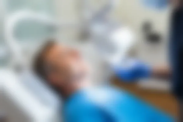 树脂牙和全瓷牙哪种更优越？深入分析两者的优缺点与适用场景