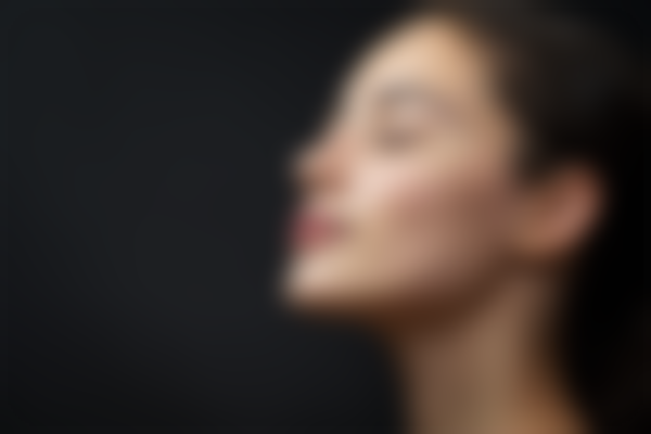 割完双眼皮后为何会出现眼窝凹陷？这是什么原因造成的？