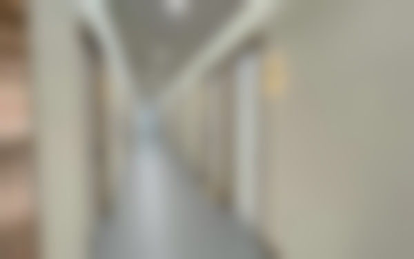 知颜门诊部走廊